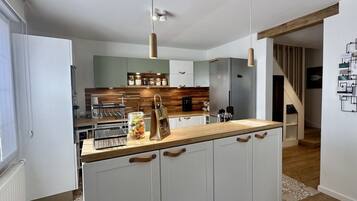 Een koelkast, een microgolfoven, een oven, een kookplaat