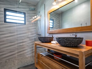 Dusche, Haartrockner, Handtücher