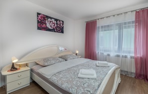 2 Schlafzimmer, Reisekinderbett, kostenloses WLAN, Bettwäsche