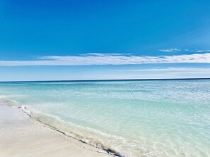 A beach with clear turquoise water and a sandy shore. - Modern Panama City Beach House ! (Panama City)