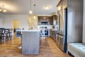Réfrigérateur, four à micro-ondes, un four, surface de cuisson