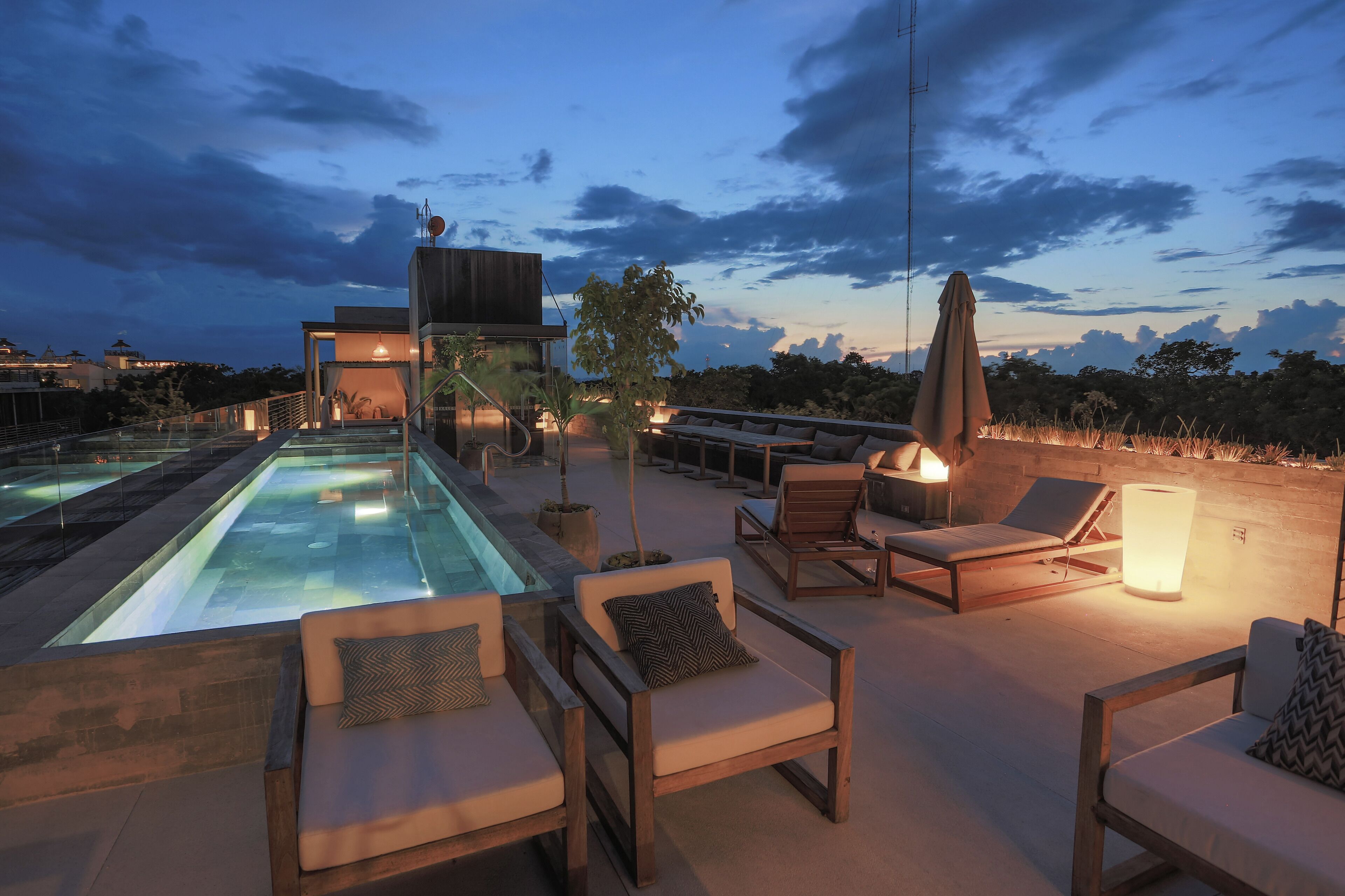 2 outdoor pools