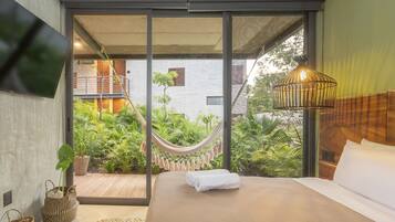 In-room safe, desk, iron/ironing board, bed sheets