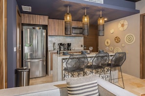 Full-sized fridge, microwave, oven, stovetop