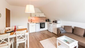A compact living space with a kitchenette, a dining area, and a seating area. - Lovely apartment in Hasselberg with WiFi (Hasselberg)