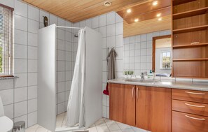 Combined shower/tub