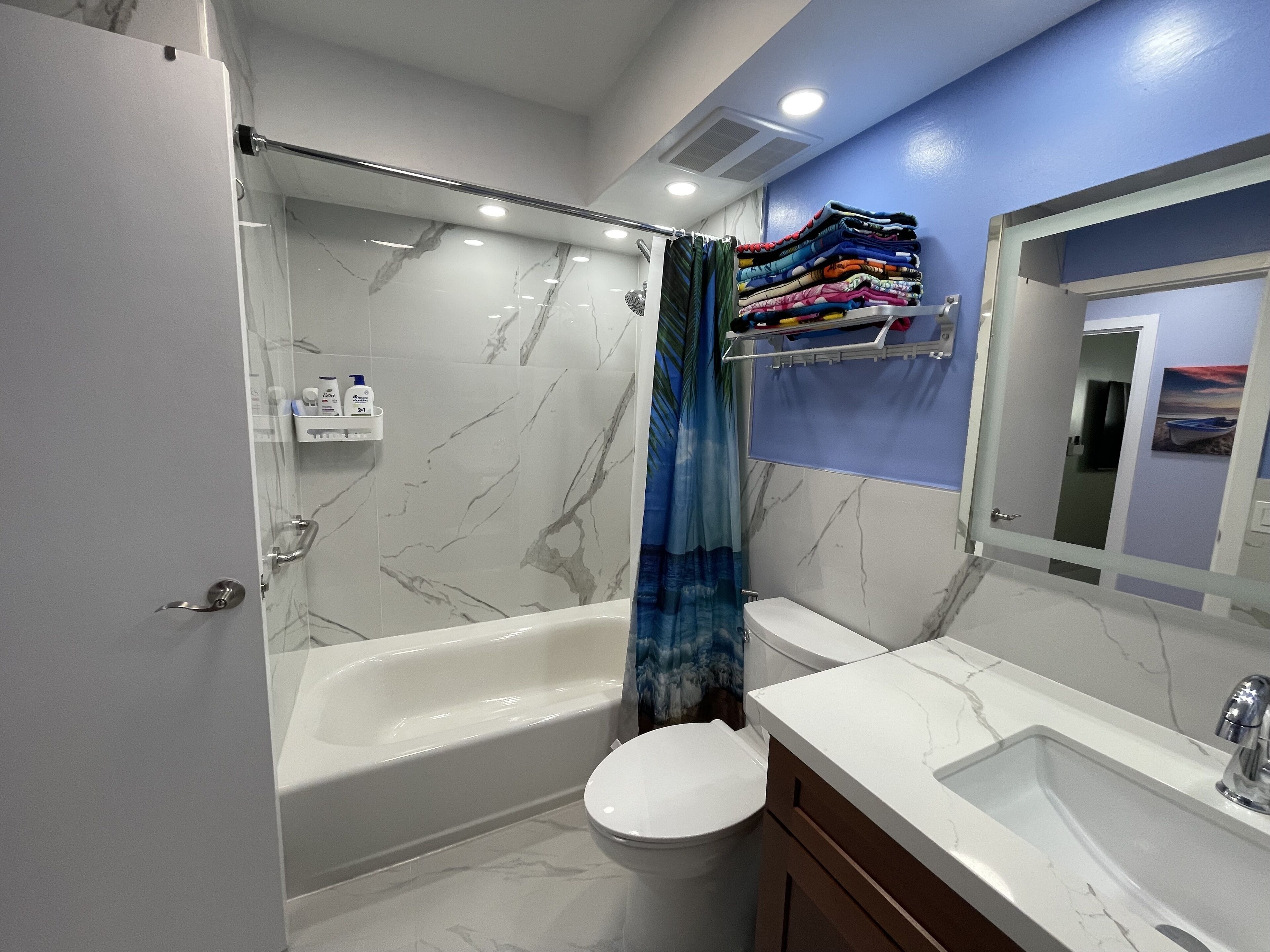 Une salle de bain avec une baignoire, des toilettes et un lavabo.