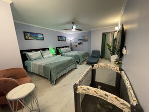 2 habitaciones, escritorio y tabla de planchar con plancha
