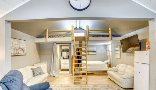 Directly on the White Pine Trail. Sleeps 6, full bathroom, and kitchen.