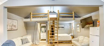 Directly on the White Pine Trail. Sleeps 6, full bathroom, and kitchen.