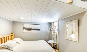 1 bedroom, travel crib, free WiFi, bed sheets - Directly on the White Pine Trail. Sleeps 6, full bathroom, and kitchen. (Big Rapids)