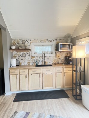 Fridge, microwave, coffee/tea maker, toaster - Directly on the White Pine Trail. Sleeps 6, full bathroom, and kitchen. (Big Rapids)