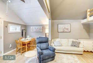 Smart TV, table tennis - Directly on the White Pine Trail. Sleeps 6, full bathroom, and kitchen. (Big Rapids)
