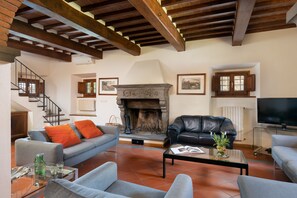 Deluxe Villa | Living area | 32-inch flat-screen TV with cable channels, TV, fireplace - Villa Castelluccio (Pergine Valdarno)