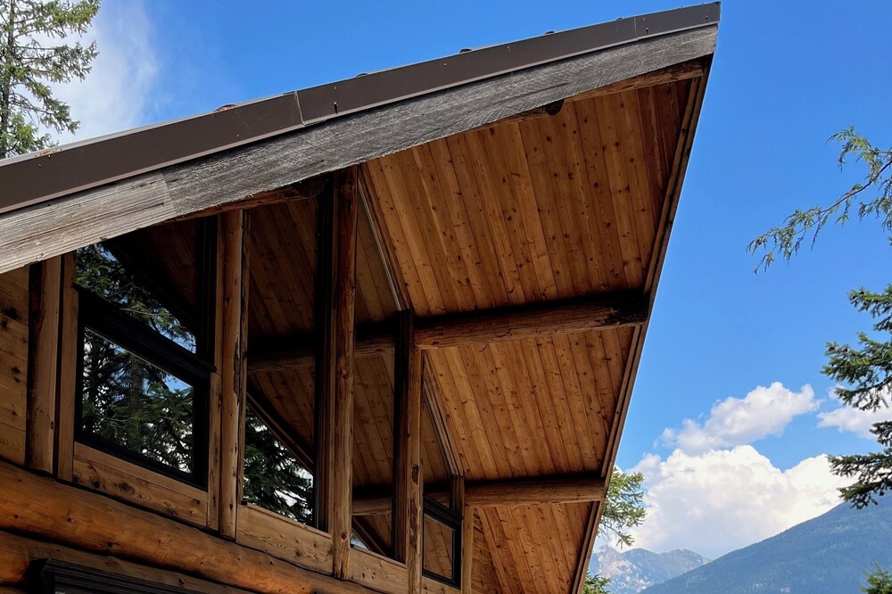 Loki Cabin Located in the heart of the west Kootenays