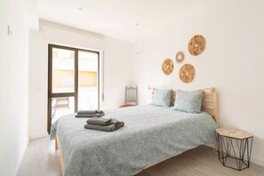 2 Schlafzimmer, Schreibtisch, Bügeleisen/Bügelbrett, Reisekinderbett