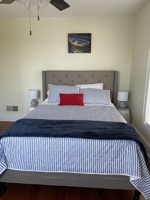 2 bedrooms, desk, iron/ironing board, WiFi