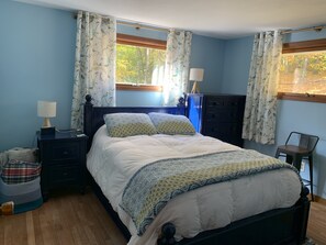 2 bedrooms, free WiFi, bed sheets - Private Adirondack lakefront Cottage on Loon Lake (Chestertown)