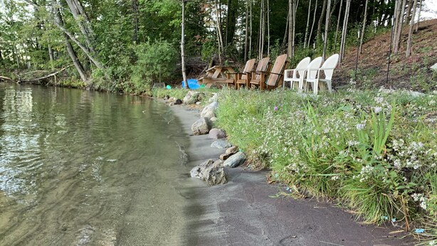 Nær stranden, solsenger og strandhåndklær