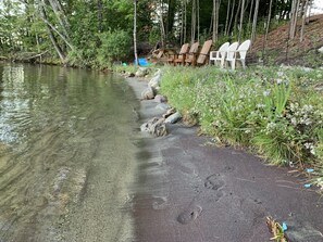 Ubicación cercana a la playa, tumbonas y toallas de playa