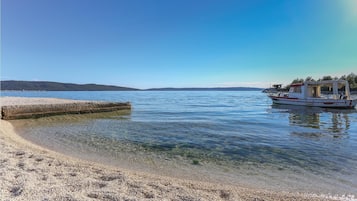 Una spiaggia nelle vicinanze