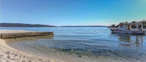 Una spiaggia nelle vicinanze