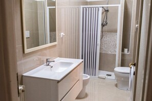 Douche, sèche-cheveux, bidet, serviettes fournies