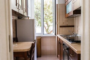 Plaque de cuisson, cafetière/bouilloire, distributeur de glaçons