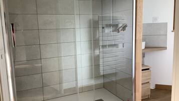 Douche, sĂšche-cheveux, serviettes fournies, savon