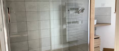 Douche, séchoir à cheveux, serviettes fournies, savon