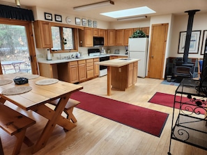 Dining - Affordable housing minutes from the Chain with privacy (Amherst)