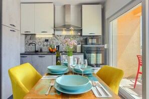 Refrigerador, microondas, horno, placa de cocina