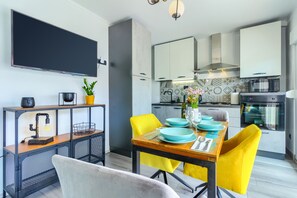 Réfrigérateur, four à micro-ondes, un four, surface de cuisson