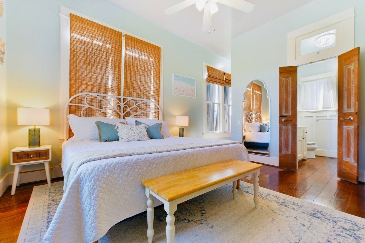 Walk to Beach- Luxury Bungalow, King & Queen Beds, Sleeps 6