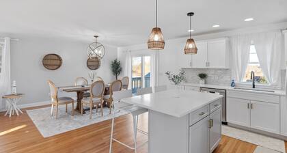 3 Miles to the Beach, 3 Miles to Downtown Newport!