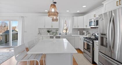 3 Miles to the Beach, 3 Miles to Downtown Newport!