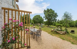 Outdoor dining - Stunning home in Buje with WiFi (Buje)