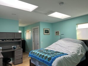 4 bedrooms, iron/ironing board, WiFi, bed sheets - Classic old Ballard home with all modern conveniences-Swim Spa and  sauna (Seattle)