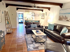 Living area - Siesta Key!! 2 bed 2 bath condo - close to the beach!! (Sarasota)