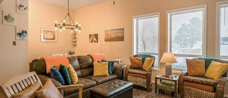 Smart-tv, eldstad, dvd-spelare och böcker