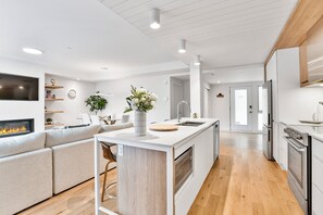 Condo | Private kitchen | Full-sized fridge, microwave, oven, stovetop - Lago by Tremblant Platinum (Mont-Tremblant)