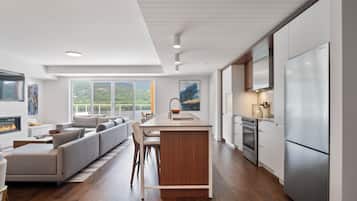 Lago 406 - Penthouse Luxe | Private kitchen | Full-sized fridge, microwave, oven, stovetop