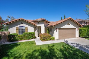 Exterior - Manzanita Manor•Artistic Escape Near Downtown Paso (Paso Robles)