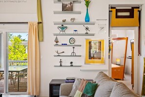 Smart TV, fireplace, DVD player, books - Manzanita Manor•Artistic Escape Near Downtown Paso (Paso Robles)