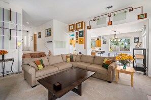 Smart TV, fireplace, DVD player, books - Manzanita Manor•Artistic Escape Near Downtown Paso (Paso Robles)