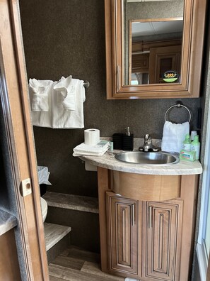 Een haardroger, handdoeken, zeep, shampoo