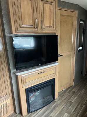 Enjoy cooking in this well-equipped kitchen with a microwave oven and flat-screen TV.