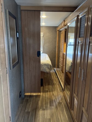 1 bedroom, WiFi, bed sheets - In the heart of the Florida Keys, near to Sombrero Beach. (Marathon)