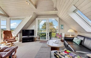 Smart TV, fireplace, foosball - 4 bedroom nice home in Assens (Assens)