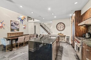 Geladeira, micro-ondas, fogão, lava-louças